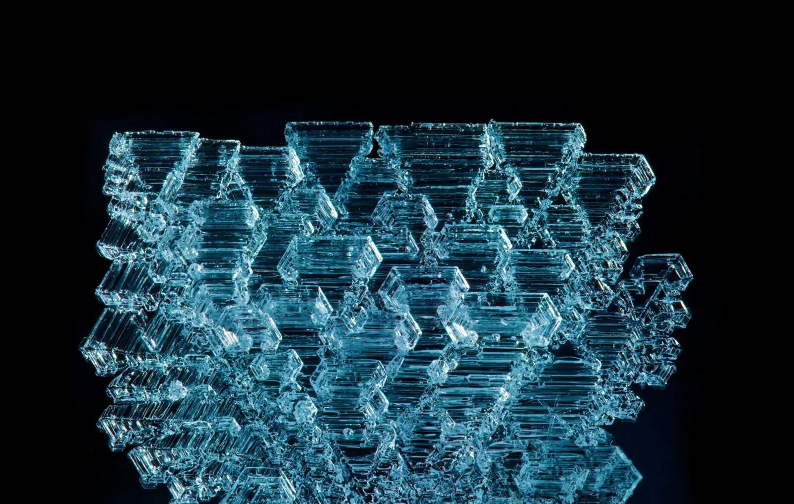 Кристаллы под микроскопом. Лед под микроскопом. Кристаллы льда под микроскопом. Кристаллики льда под микроскопом. Современные кристаллические материалы