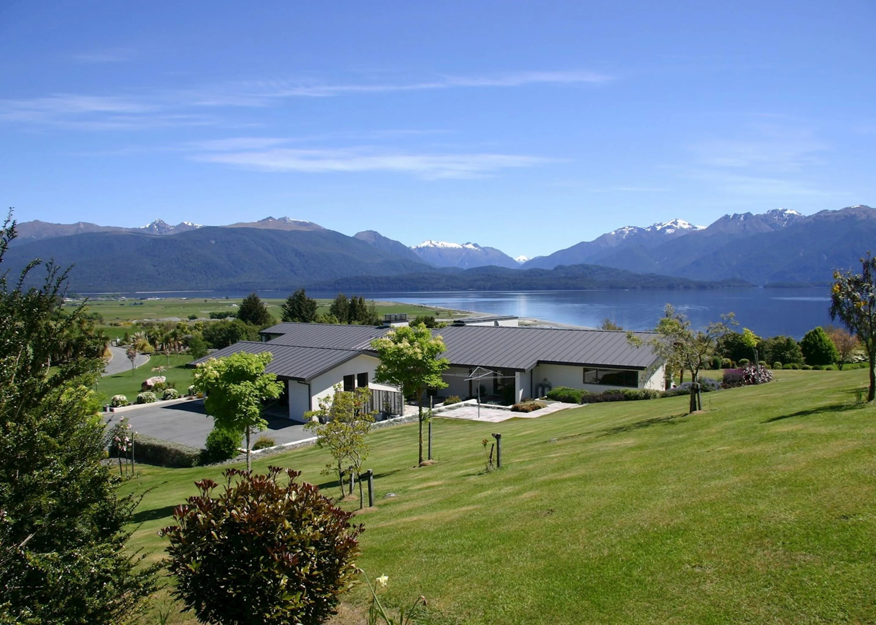Новая зеландия дети. Life in new zealand. Новая зеландия путешествие. Семья в новой зеландии. Новая зеландия люди в городе.