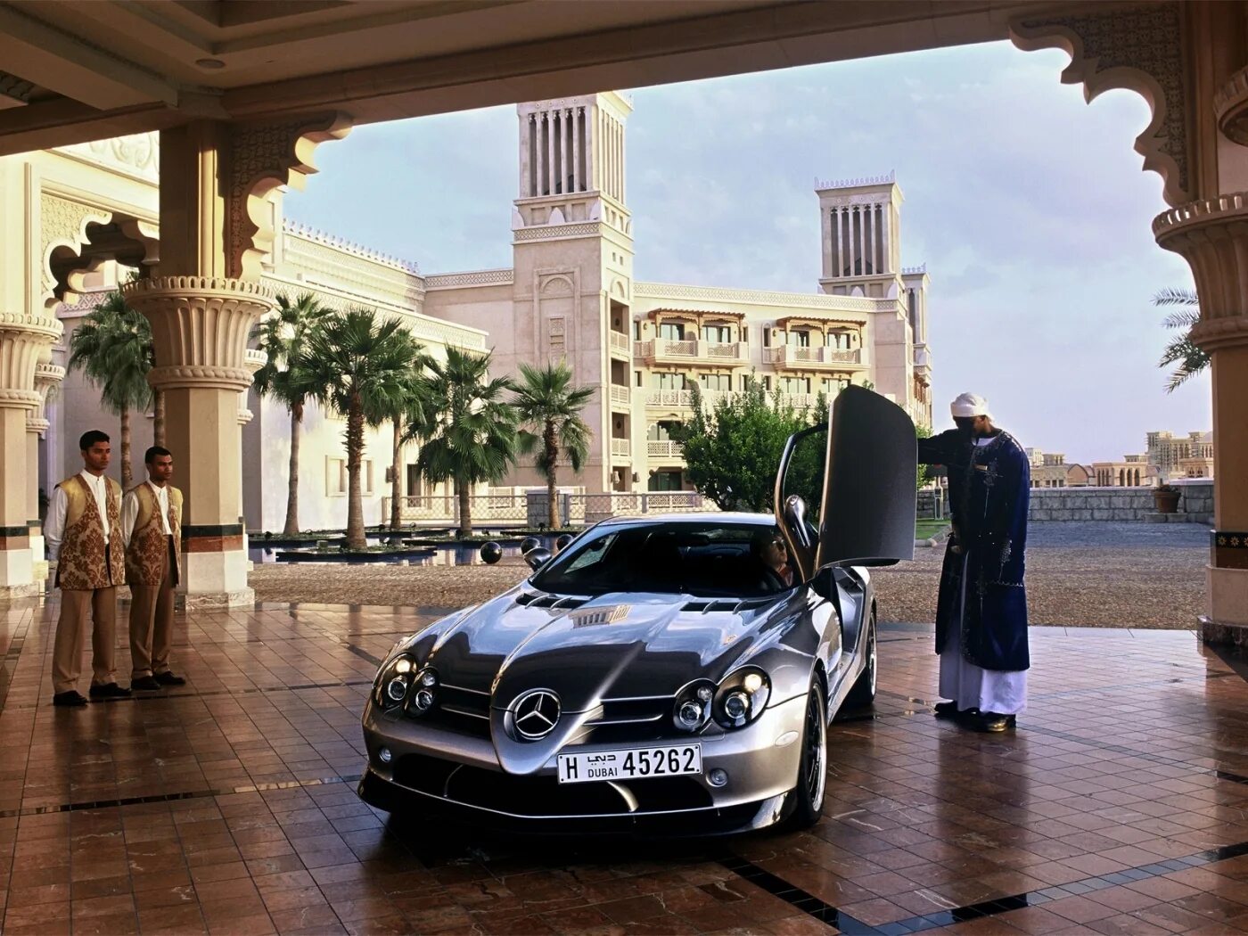 Самая богатая картинка. Майбах шейха ОАЭ. Mercedes SLR MCLAREN 722 В Дубае. Мерседес Бенц Дубайский. Мерседес арабского шейха.