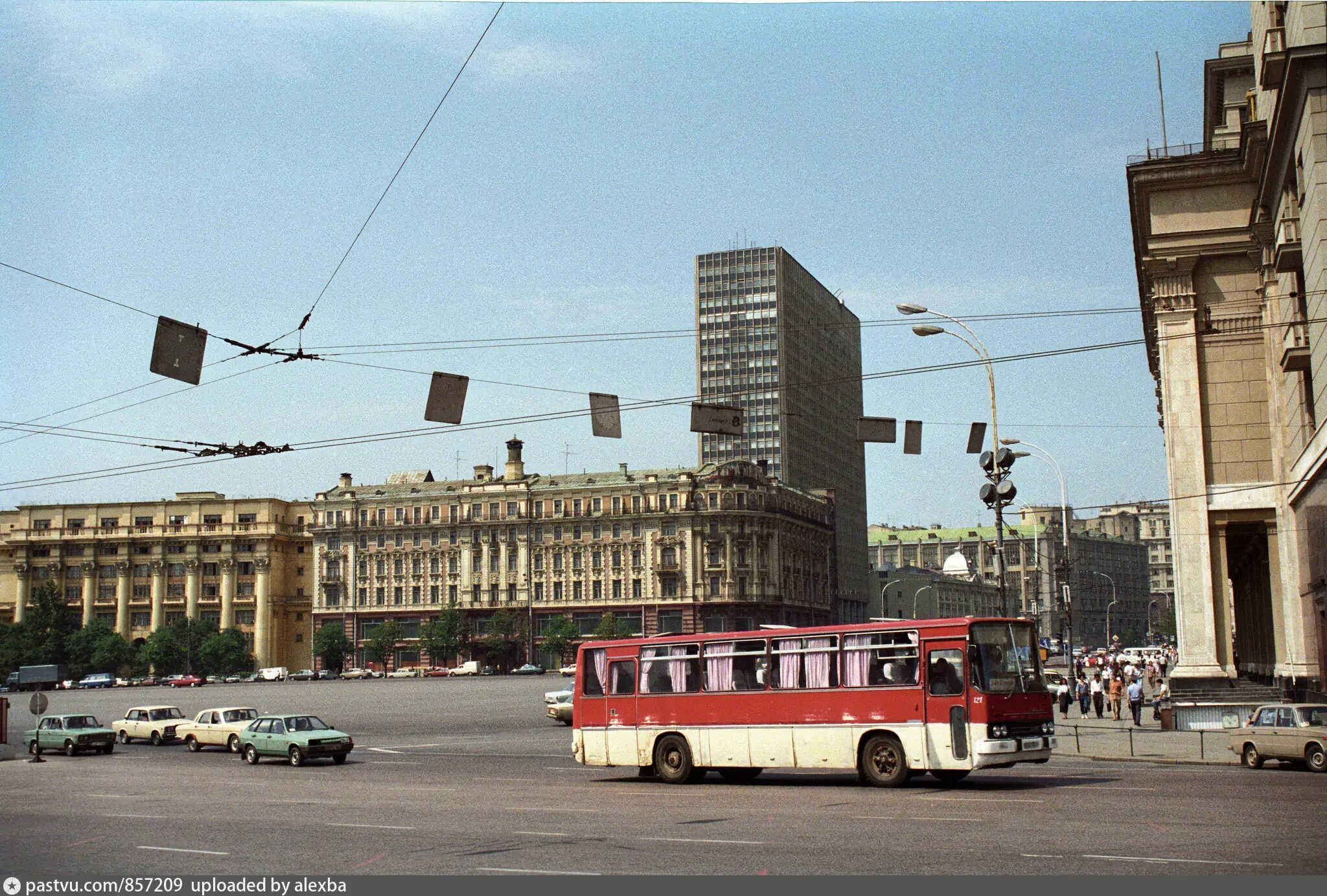 Россия в 1990 2000 годы. Тверская улица в 1990е. Тверская 90х Москва Националь. Москва 1990. Улица Тверская Москва 90х.