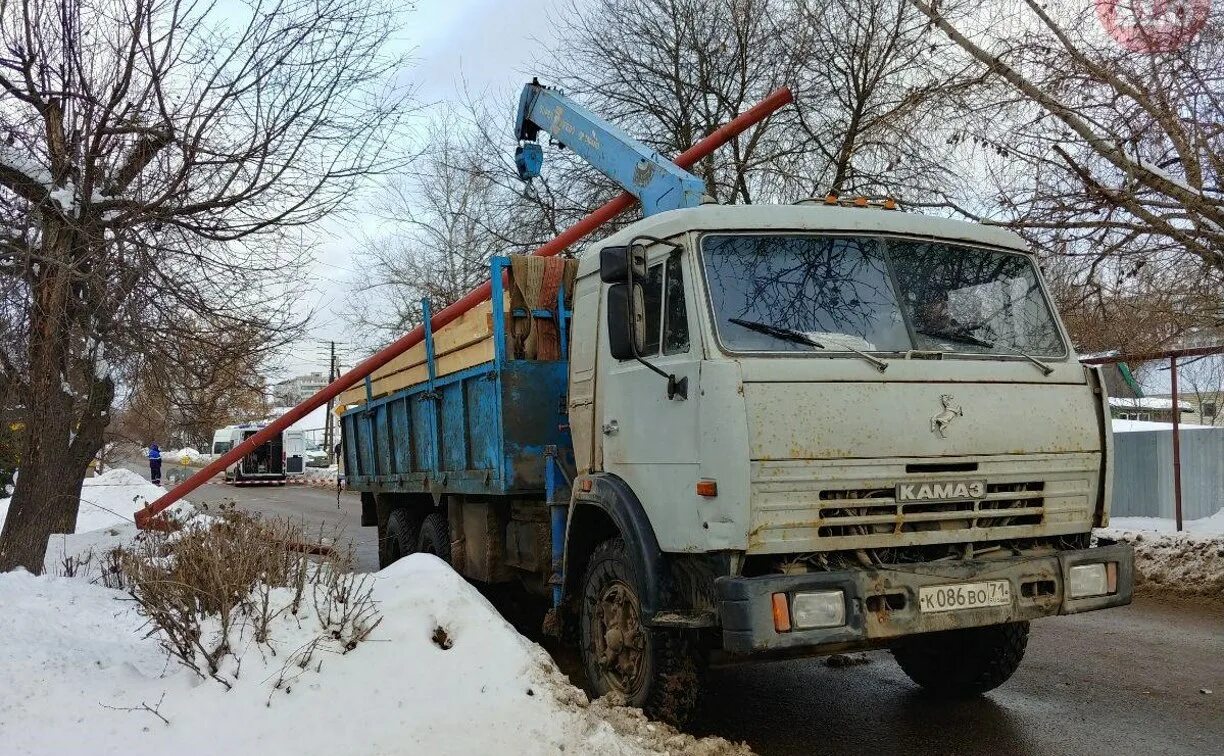 Купить камаз тула. КАМАЗ манипулятор МЧС. КАМАЗ Тула. КАМАЗ манипулятор подбитый. КАМАЗ снес газовую трубу.