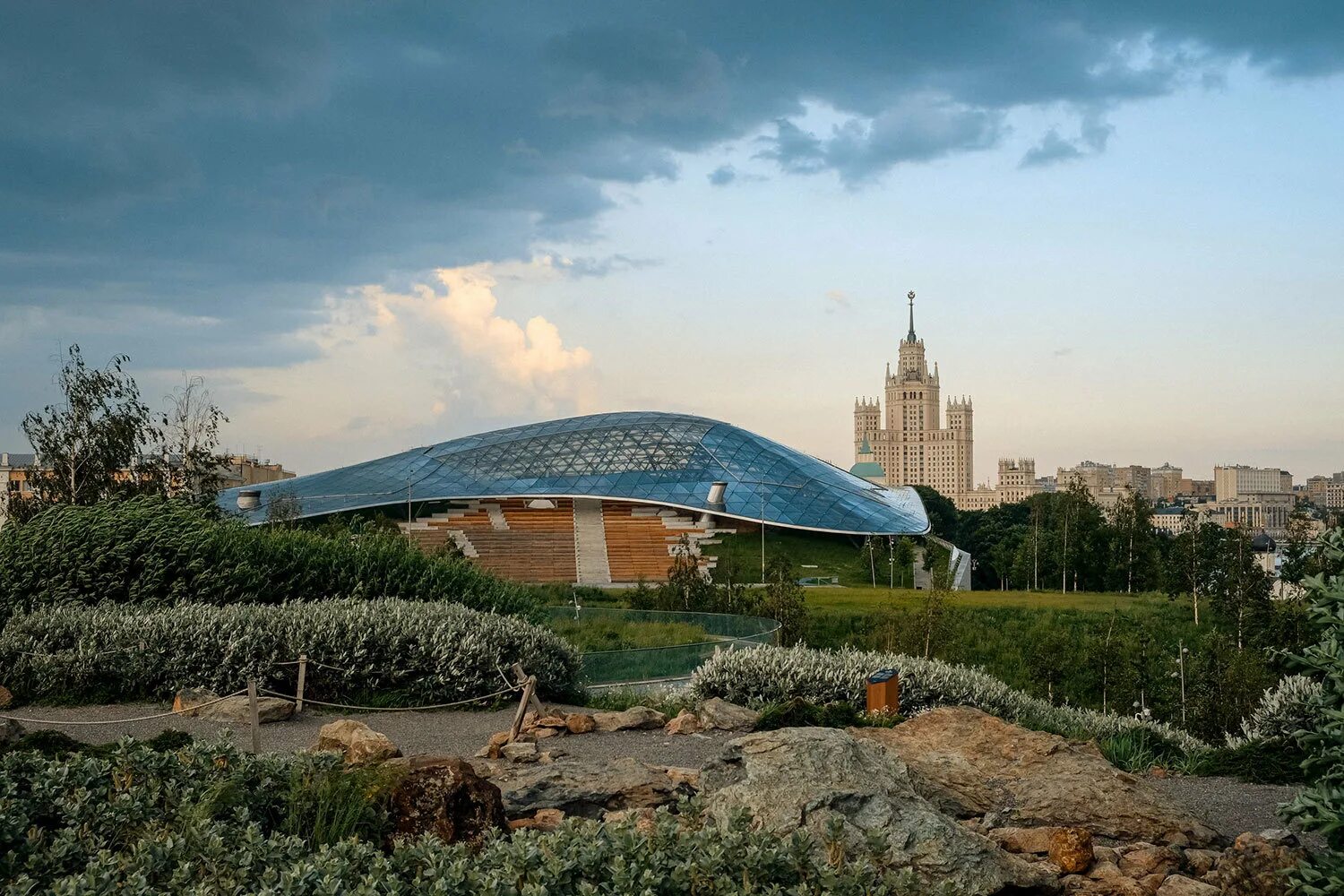 Парк здание москва. Парк зарядье оранжерея. парк зарядье ботанический сад. парк зарядье стеклянный купол.