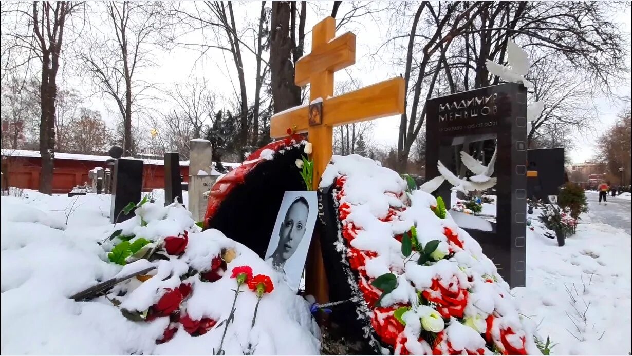 Новодевичье кладбище могилы. Маслякова похоронят на новодевичьем кладбище. Новодевичье кладбище могила твардовского. Новодевичье кладбище могила твардовского. Новодевичье кладбище.