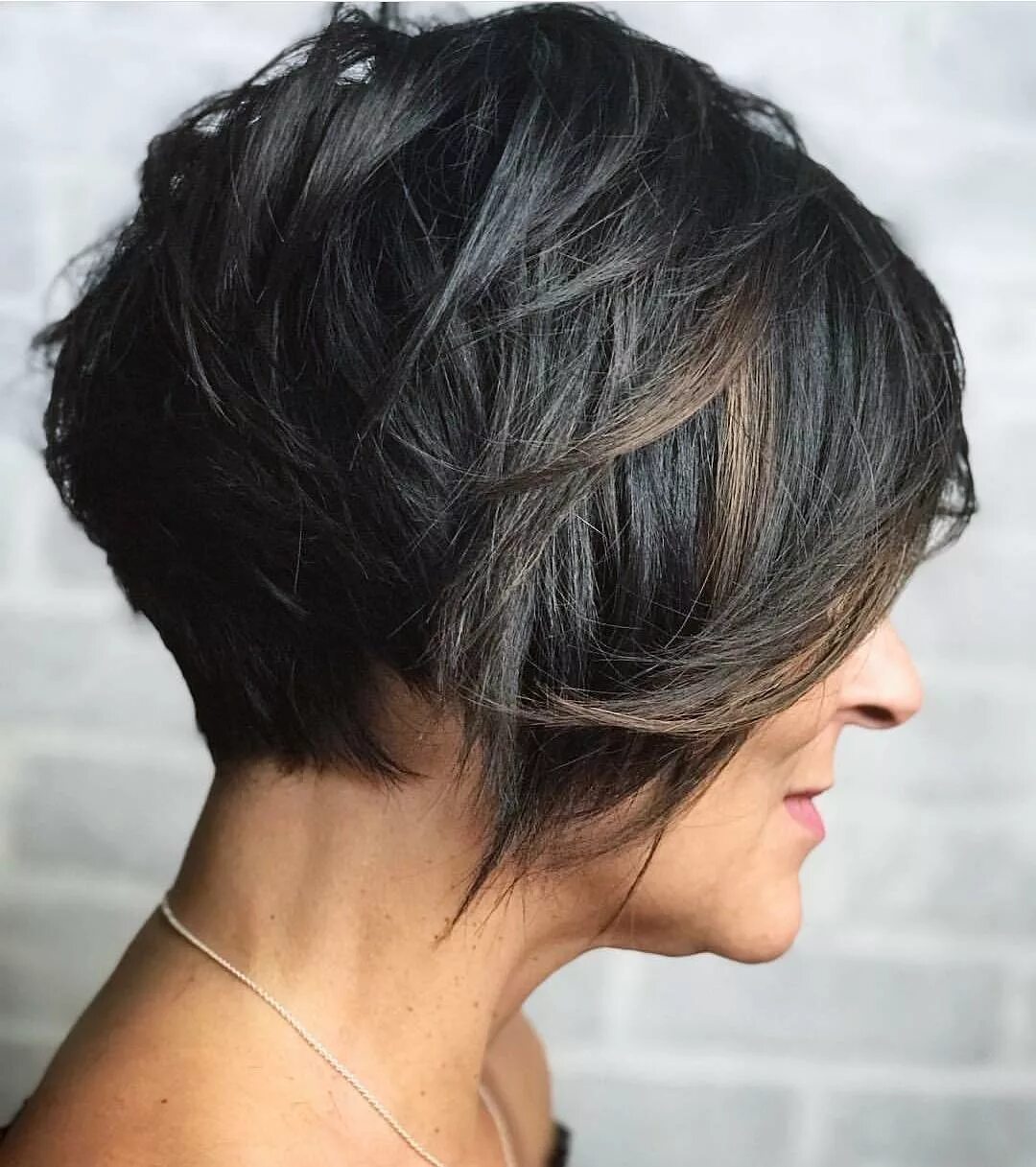 Боб каре 40. Стрижка боб, каскад для женщин после 50. Стрижка боб филированный. Стрижки на боб каре волосы 2023. Градуированный месси боб каскад.