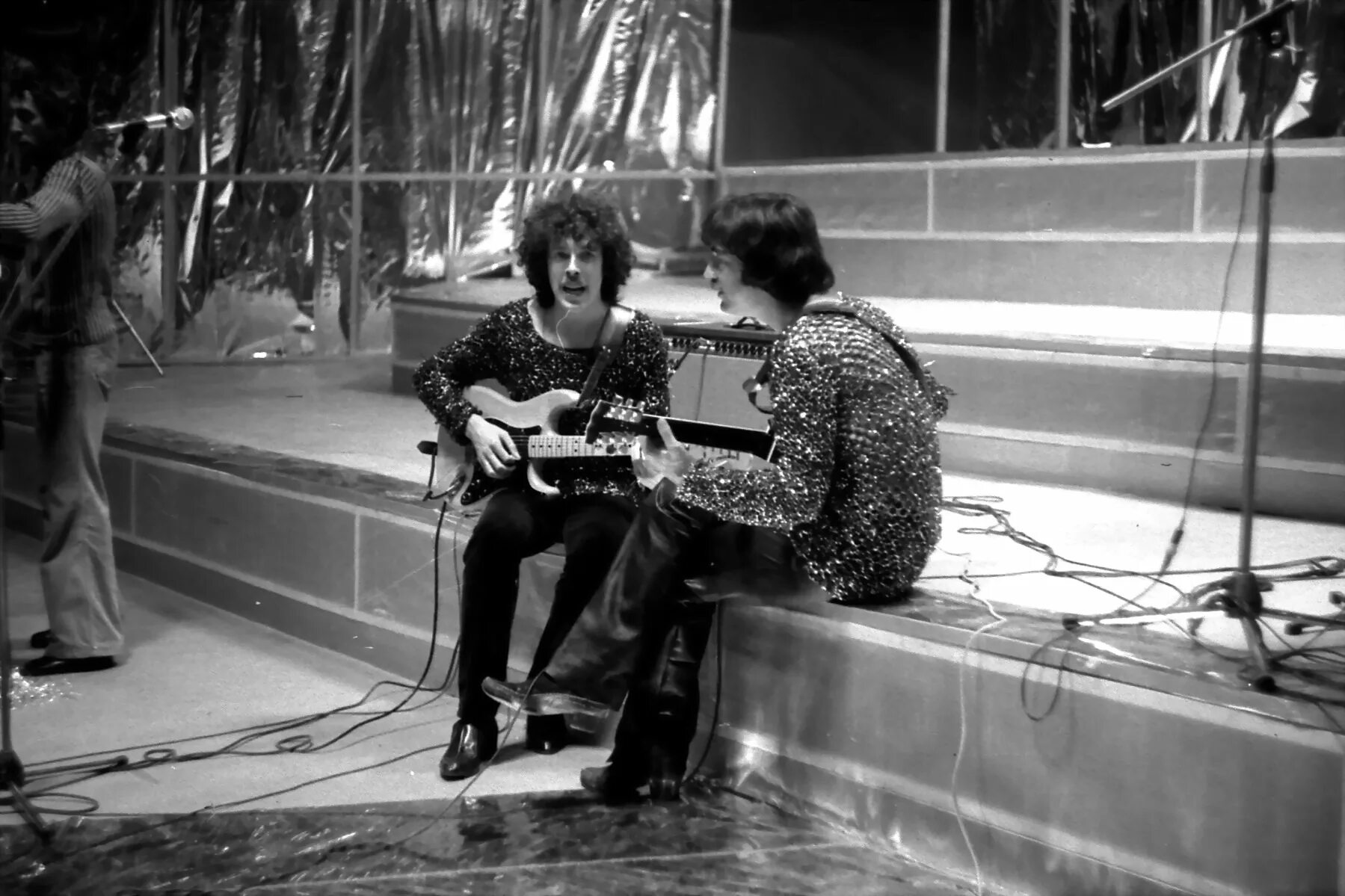 машина времени кого ты хотел удивить. ты можешь ходить как запущенный сад слушать. машина времени запущенный сад. фильм душа макаревич. песня ты можешь ходить как запущенный сад.