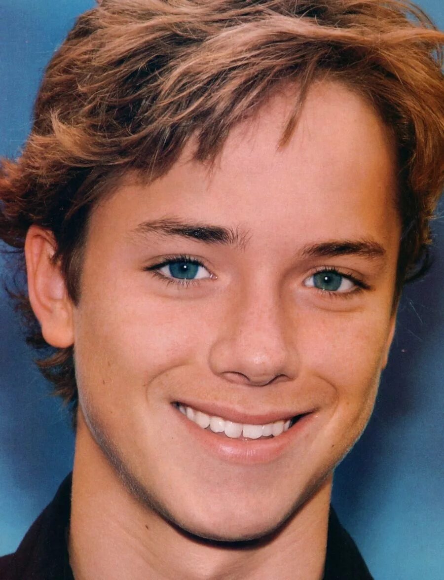 Робби кэй питер пэн. Роберт эндрю кей. Фредди попплуэлл. Гарри ньюэлл актёр. Робби кэй 2019.