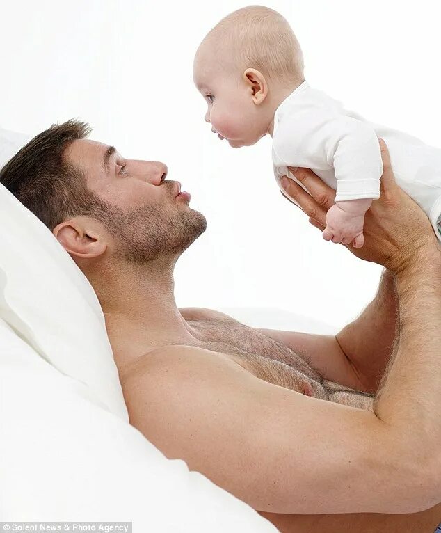 Father cocks. Dad and Baby. Man with Baby. Cuddle Baby. Ньюборн на спине мужчины.