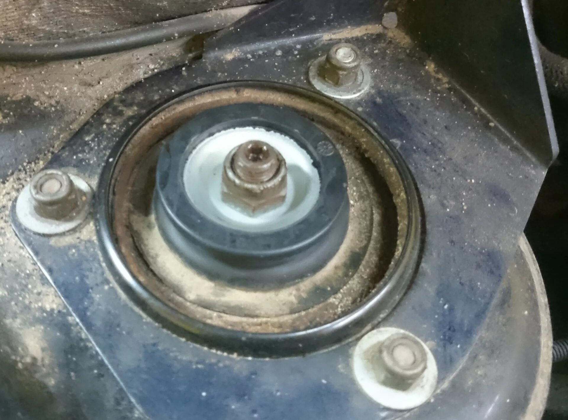 Стучат стойки амортизатора лада веста. Стук стойки приора. Сборка на январе 7. Стучит стойка амортизатора передняя лада калина 2. Стучит на отбой.