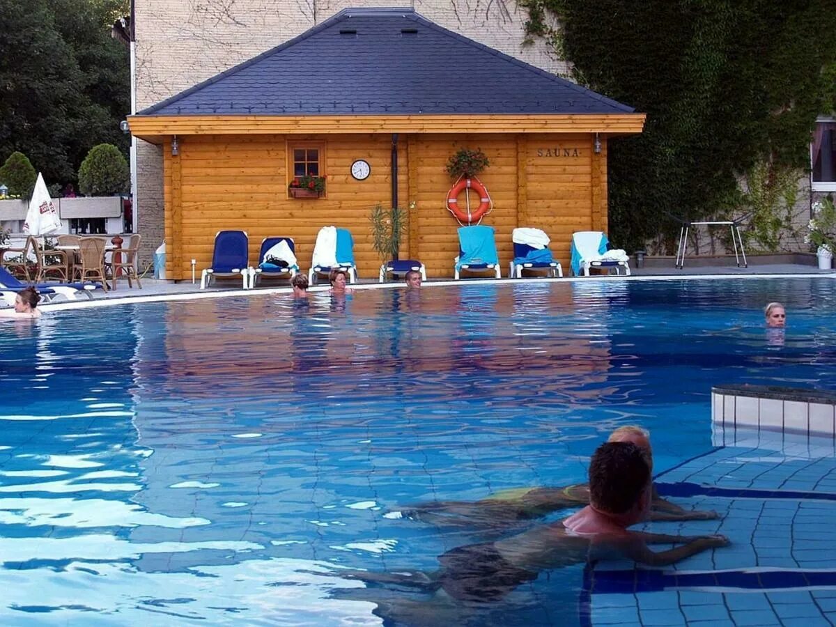 Ensana Thermal Heviz Health Spa Hotel. Hotel Spa Heviz 4. Бальнеотерапия Хевиз. Озеро Балатон в Венгрии спа с бассейном. Термальная лечебная вода одного курортов венгрии содержит