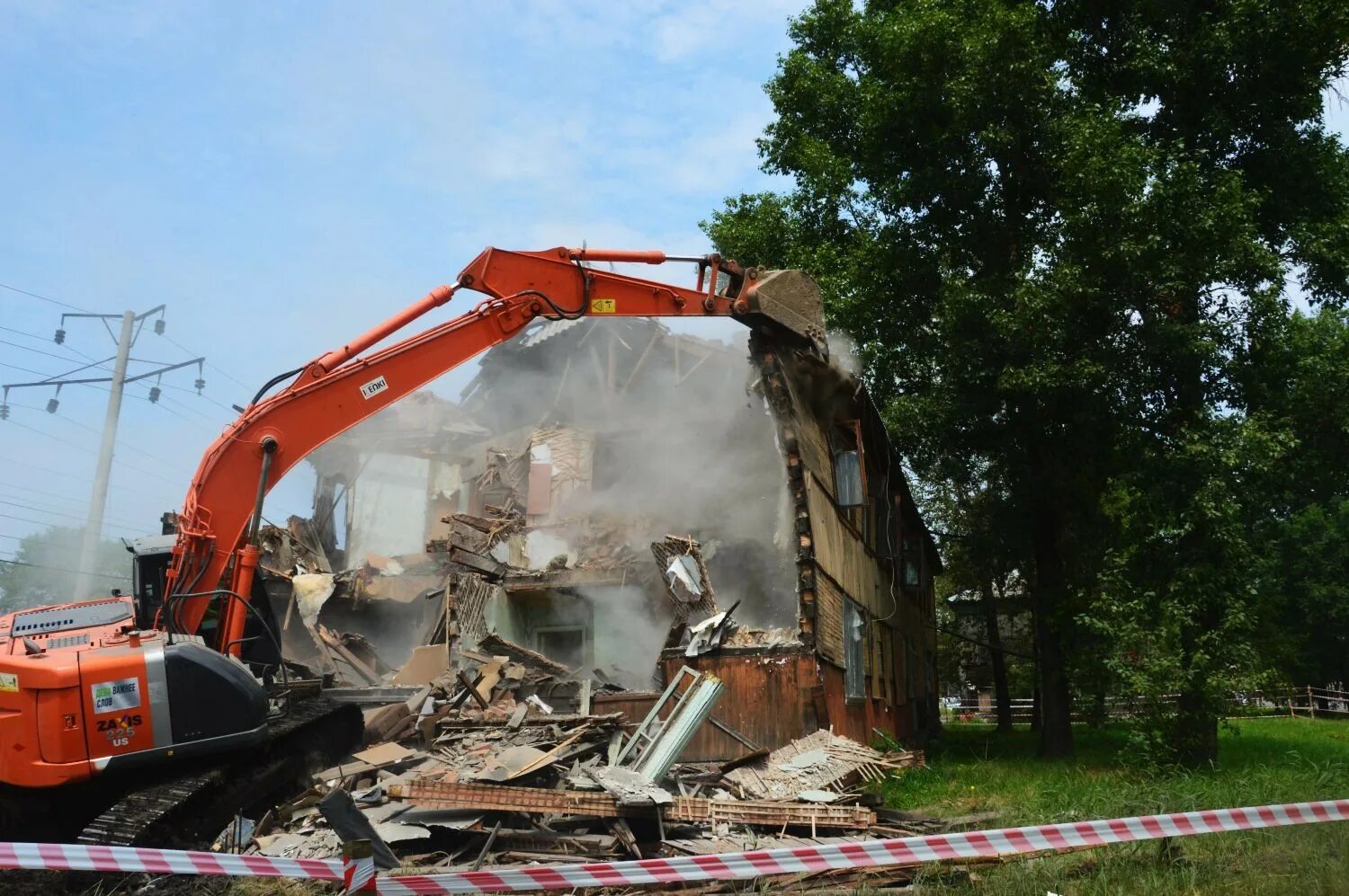 Бараки в хабаровске на проспекте 60. Снос бараков в хабаровске по радищева. Расселение ветхого жилья. Разрушенный барак хабаровск. Снесенные здания екатеринбурга.