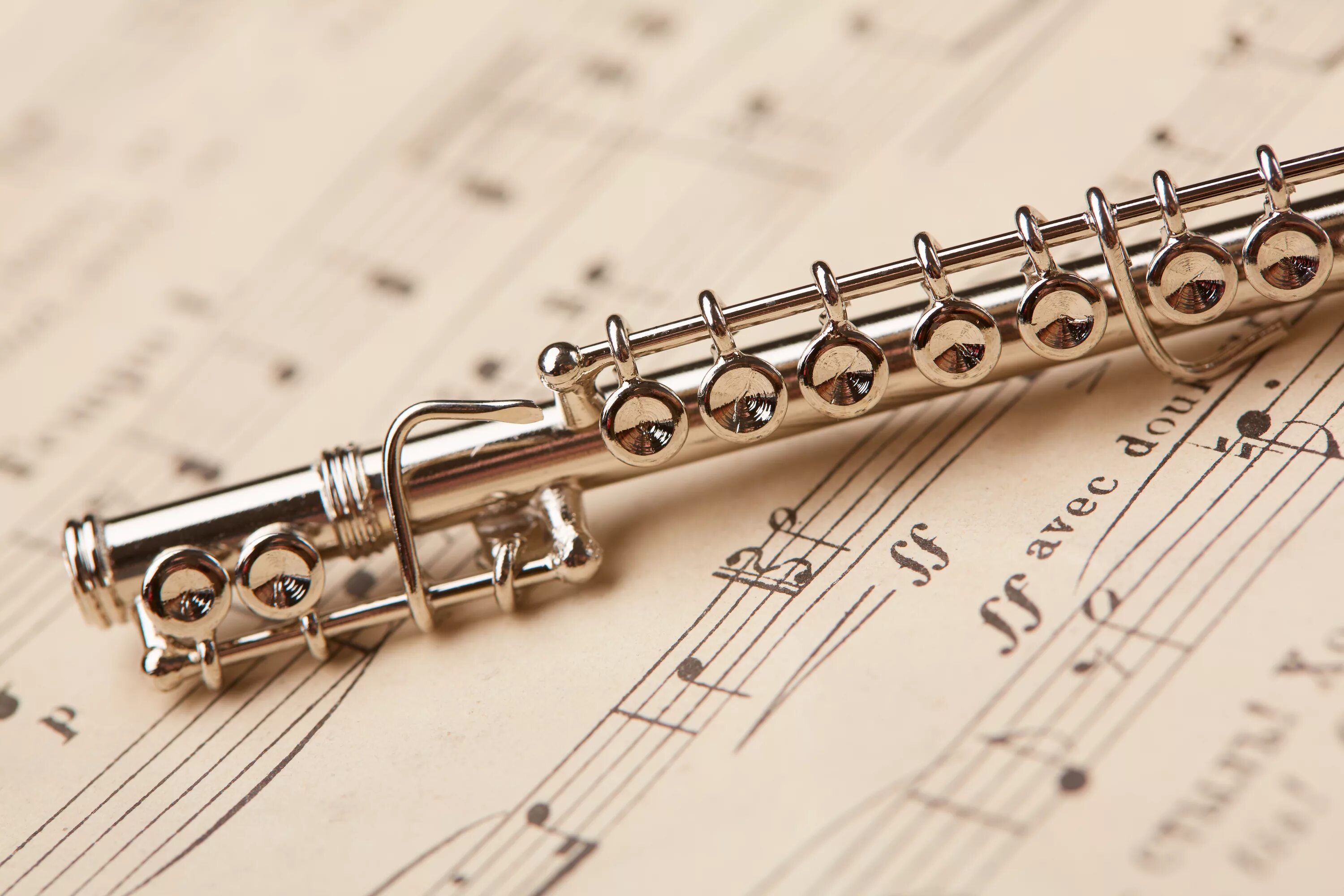 Музыка музыкальная флейта. Флейта фон. Флейта на фоне нот. Ноты для флейты. Красивая флейта.