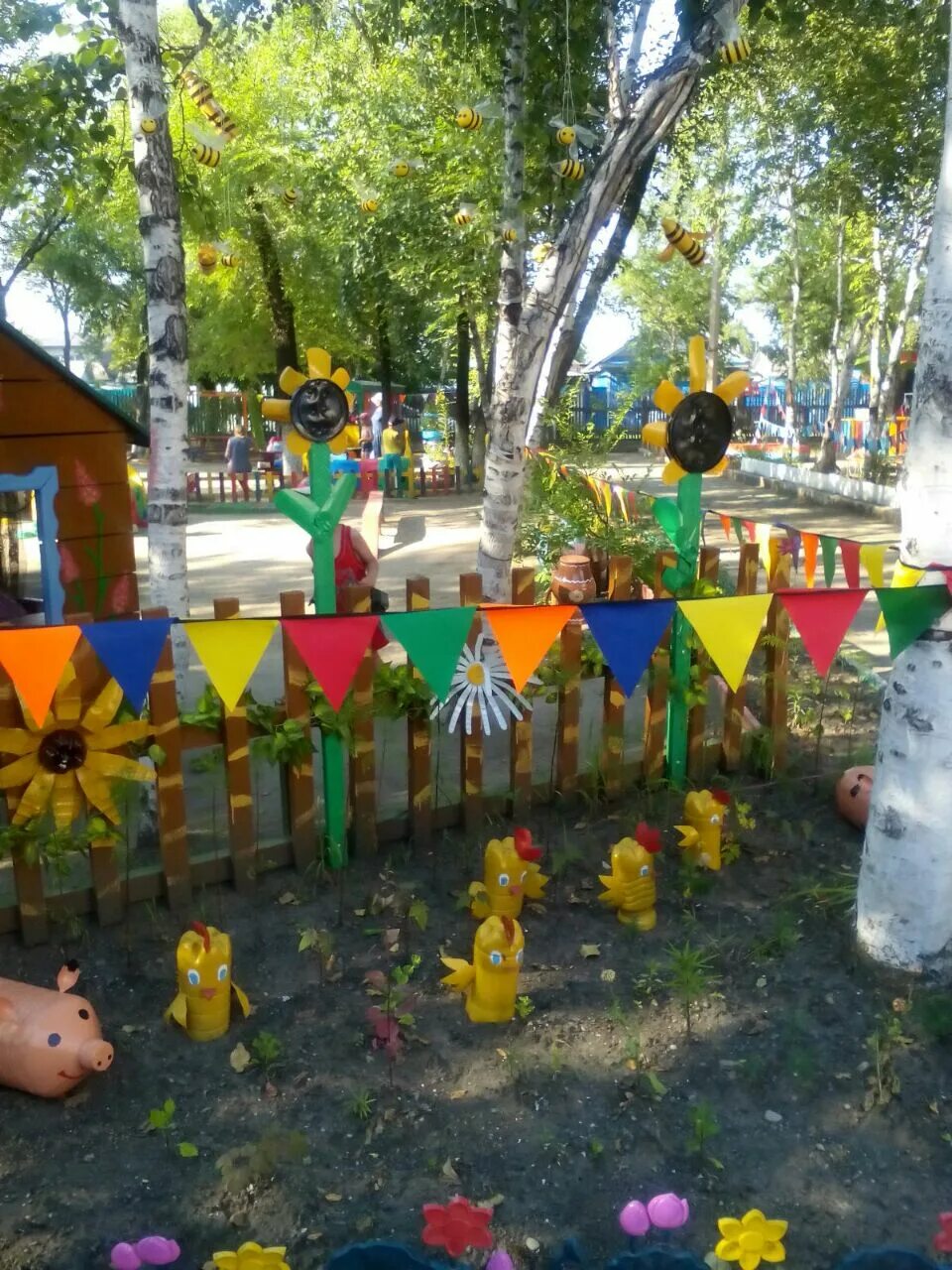 Украсить площадку в детском саду. Украшение площадки в детском саду. Оформить детские участки. Украшение детской площадки в детском саду. Украшение площадки в детском саду.