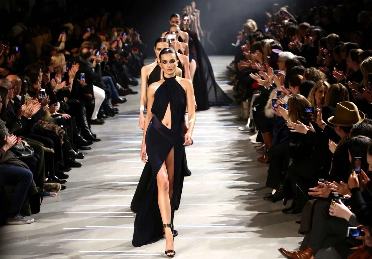 Valentino garavani одежда. Кендалл дженнер на подиуме 2020. Показ дольче габбана черное платье. Дженнер кендалл версаче 2020. Фотомодели на подиуме.