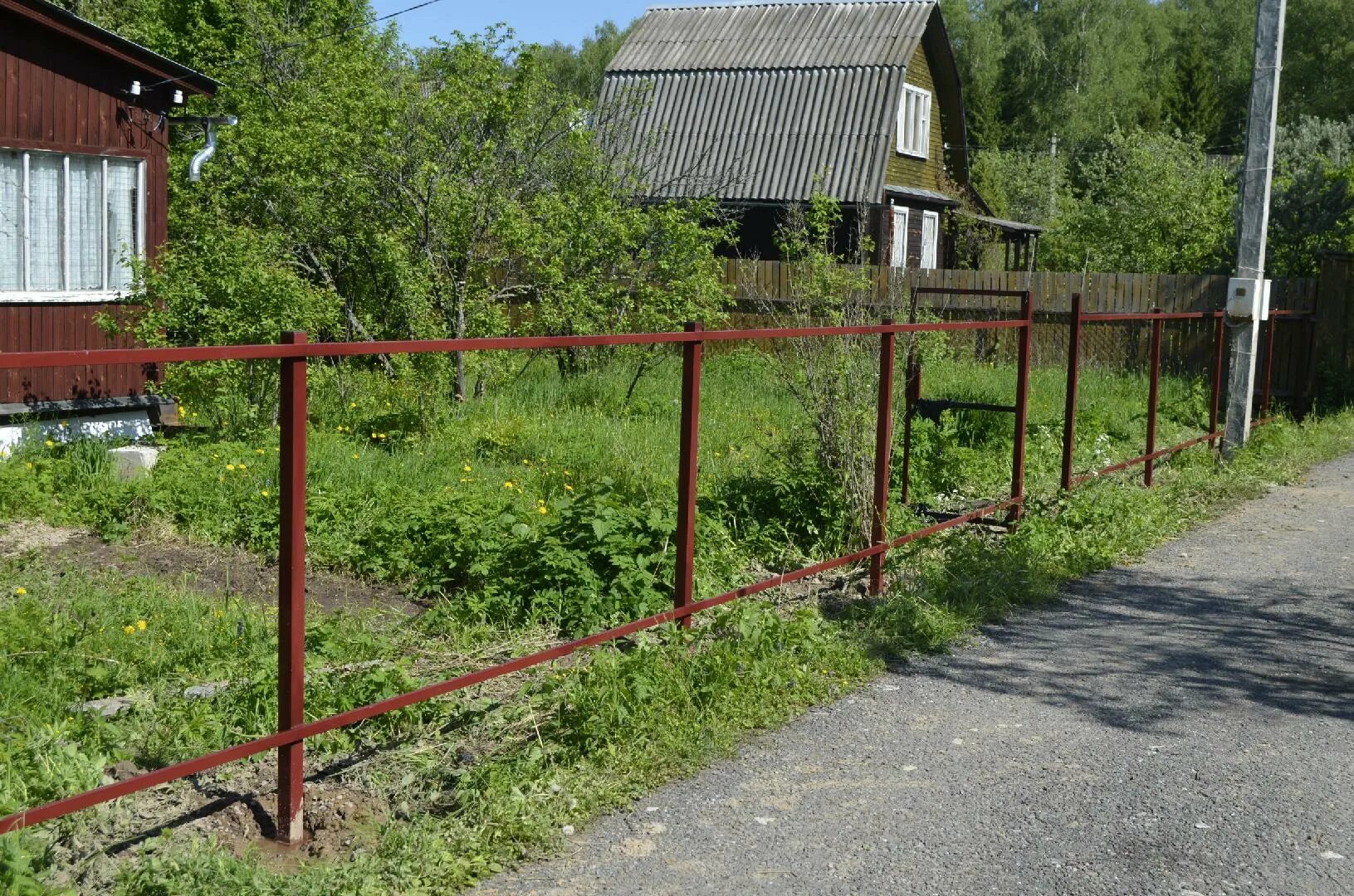 Сотки в метры для забора. Лаги для забора. Деревянные лаги для забора. Забор на участок 6 соток. Лаги для забора из профнастила.