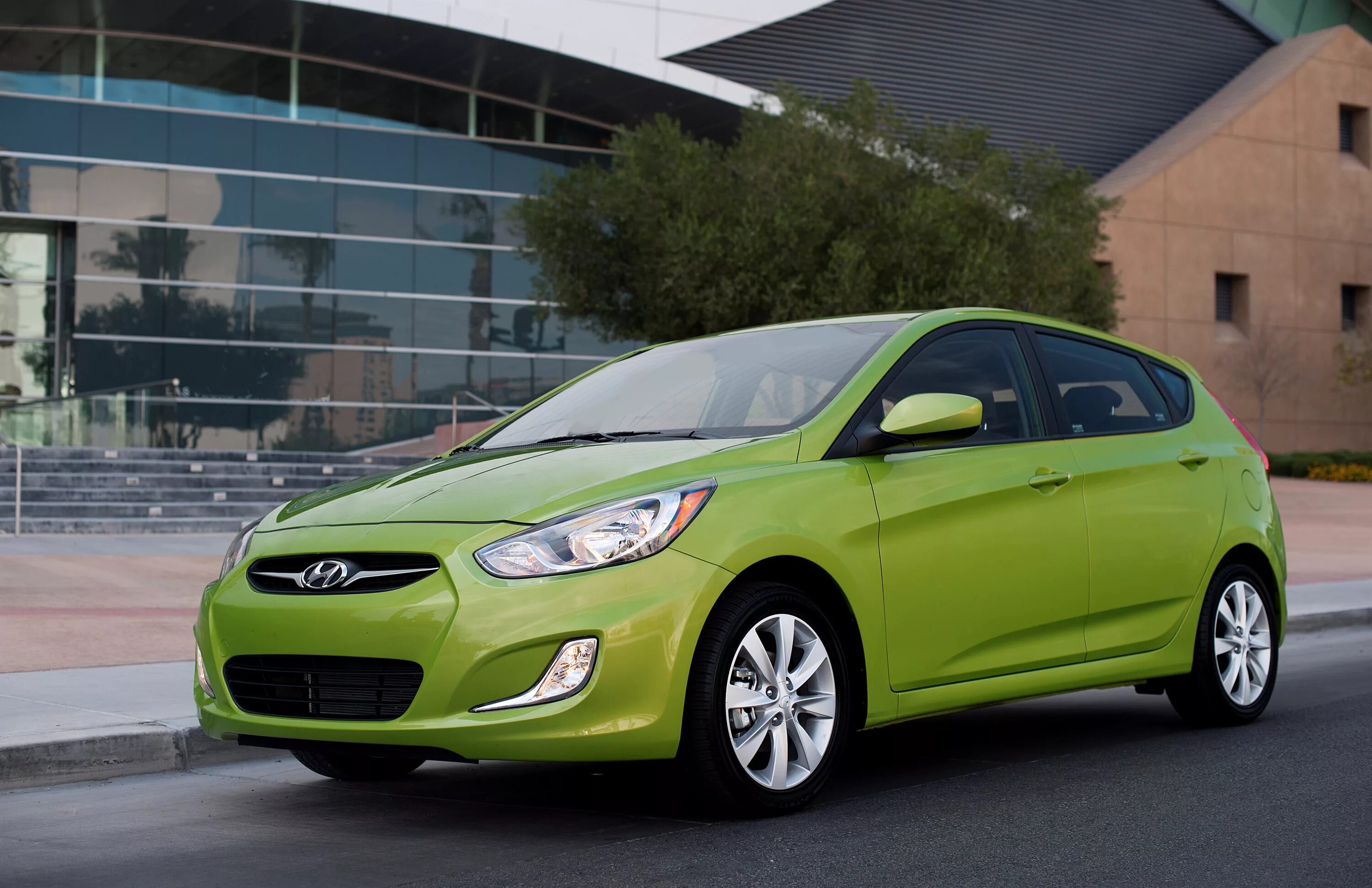 Хендай ди. Hyundai Accent 2015. Hyundai Accent Hatchback 2015. Hyundai Solaris 2015 Accent. Hyundai Accent 2011 хэтчбек.