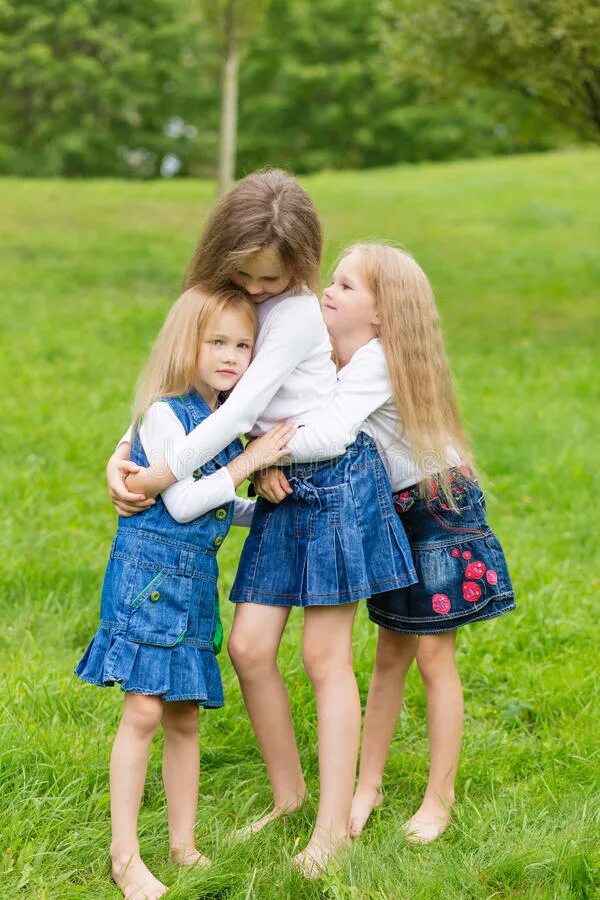 Сестра позирует. Подруга младшей сестры. Две маленькие подружки позируют. Маленькие подружки в шортах.