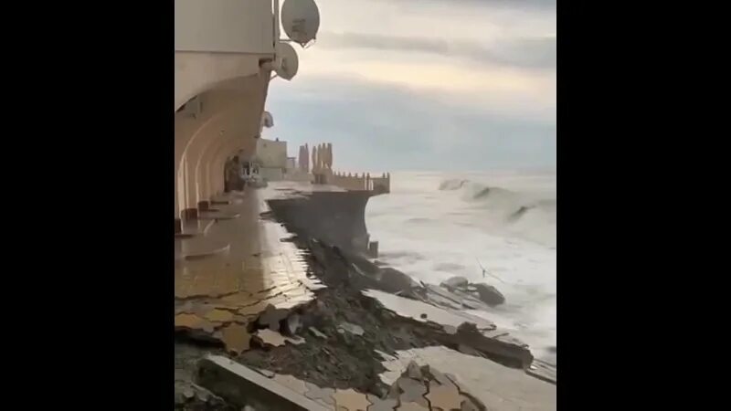 В сочи смыло набережную. Лоо обрушилась набережная. В сочи смыло набережную. Набережная лоо 2022 после шторма. Адлер шторм смыло набережную.