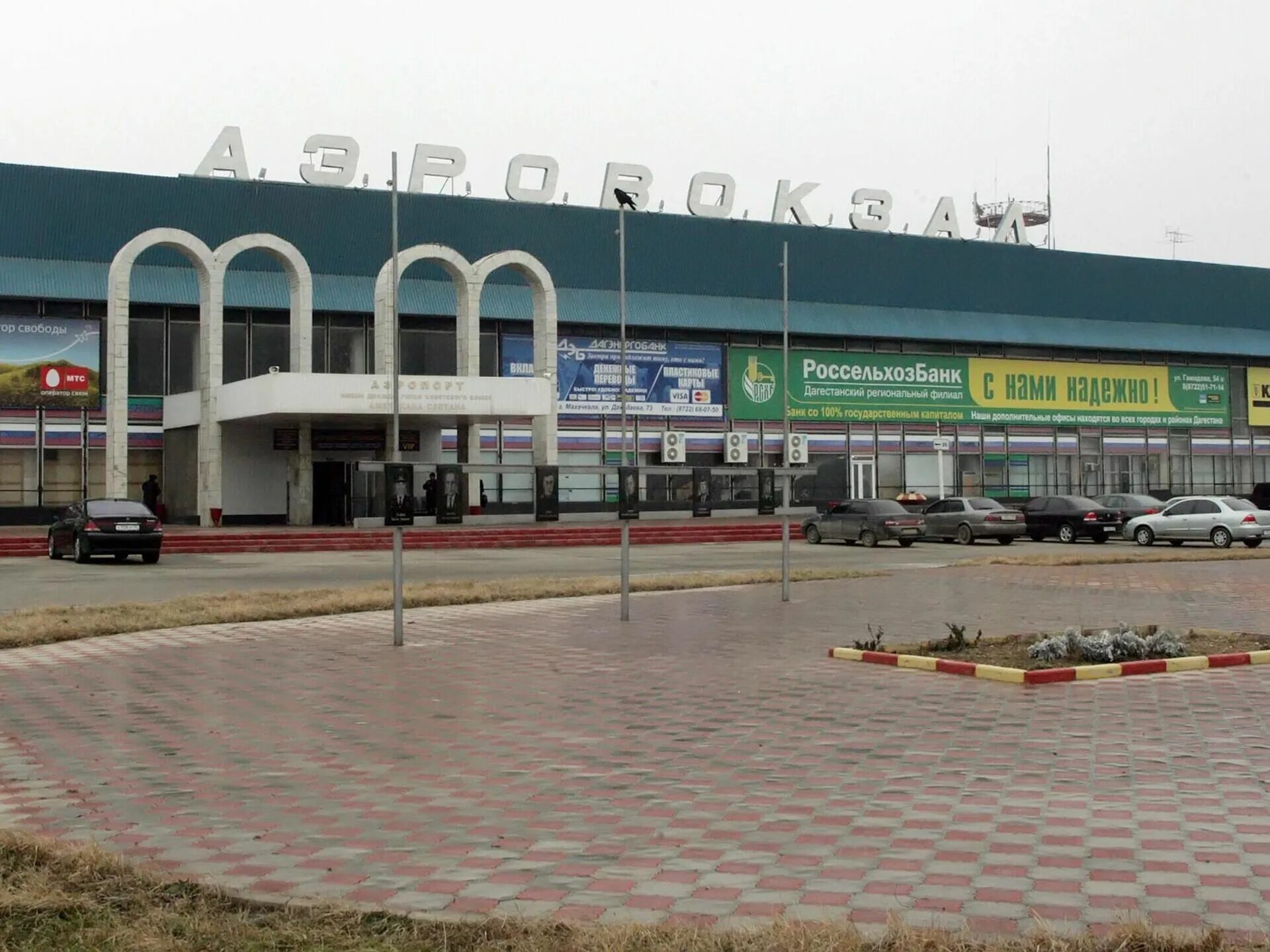 Сколько аэропортов в махачкале. Уйташ Махачкала. Площадь аэропорта Уйташ. Дагестан аэропорт Махачкала. Аэропорт Уйташ новый терминал.