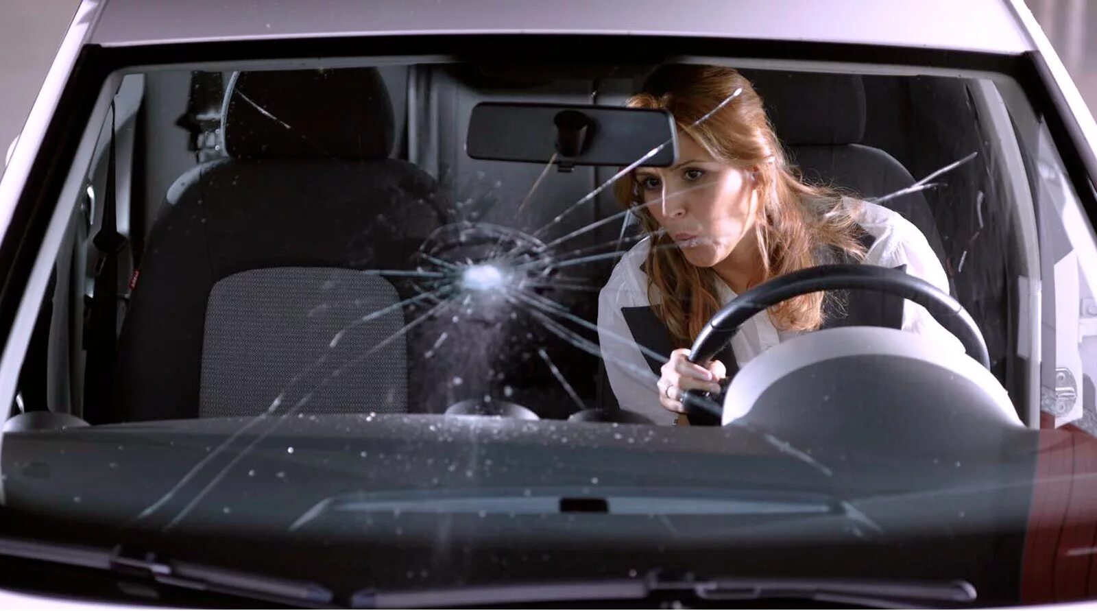 Штраф за трещину. Автомобильные стекла. Треснуло лобовое стекло. Лобовое стекло машины. Треснувшее автомобильное стекло.