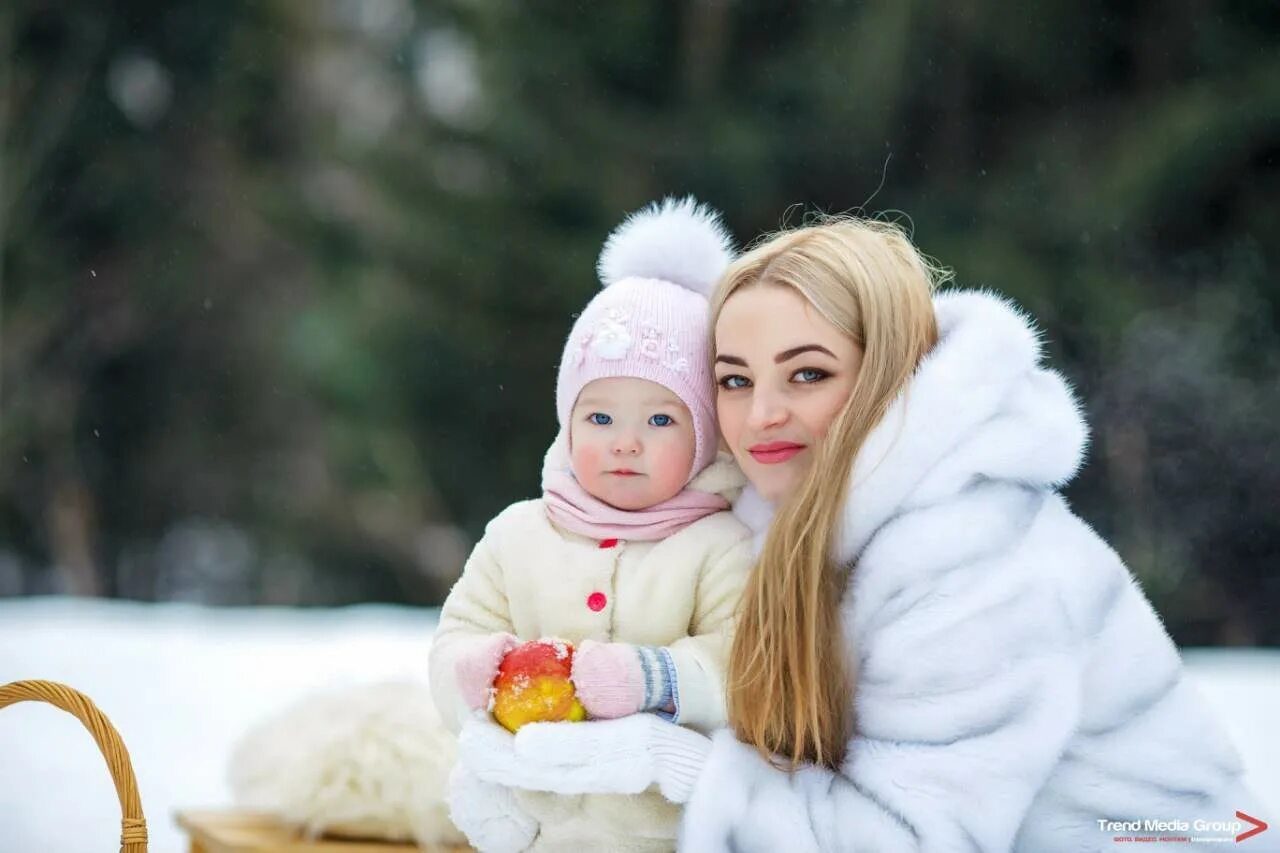 Сына и дочку к 30. Зимняя фотосессия с ребенком. Зимняя семейная фотосессия. Семейная фотосессия зимой. Детская фотосессия зимой.