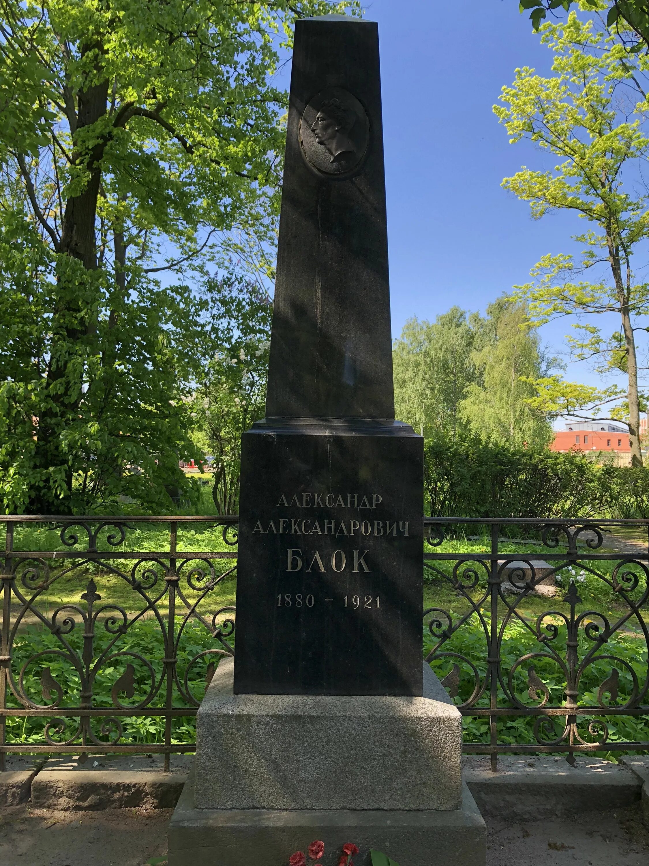 Смоленское кладбище блок. Блок на смоленском кладбище. Смоленское кладбище могила блока. Смоленское кладбище блок. Блок на смоленском кладбище.
