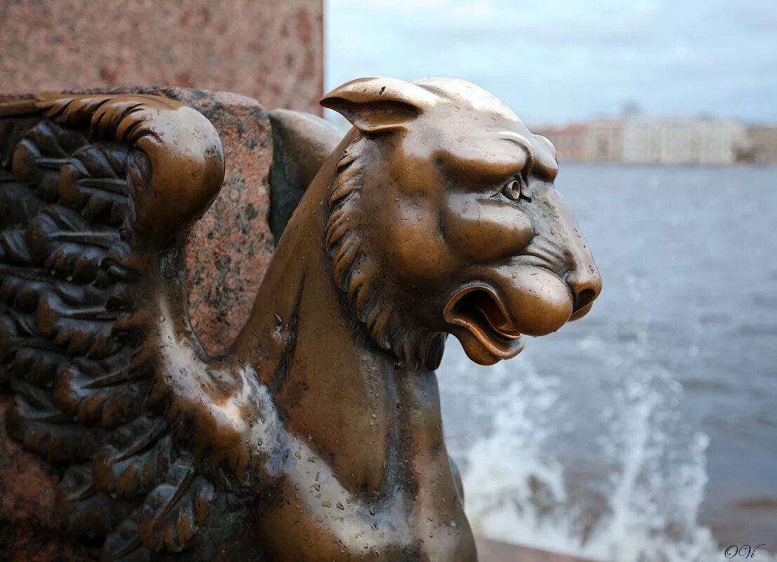 грифоны сфинкс. грифон скульптура мифология. грифон у академии художеств в санкт-петербурге. спб грифоны на университетской набережной. грифоны сфинкс.