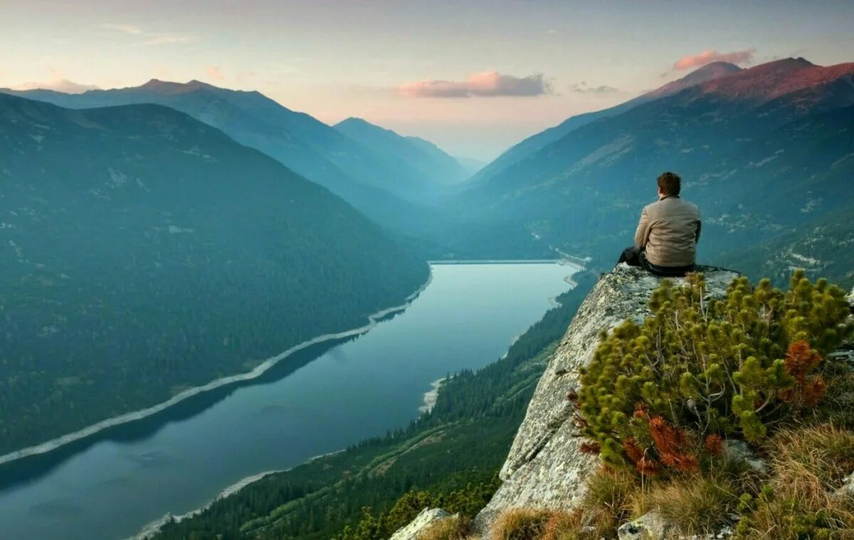 Поход в горы. Красивые виды гор. Фотосессия в горах. Мужчина в горах. Где нибудь в горах.