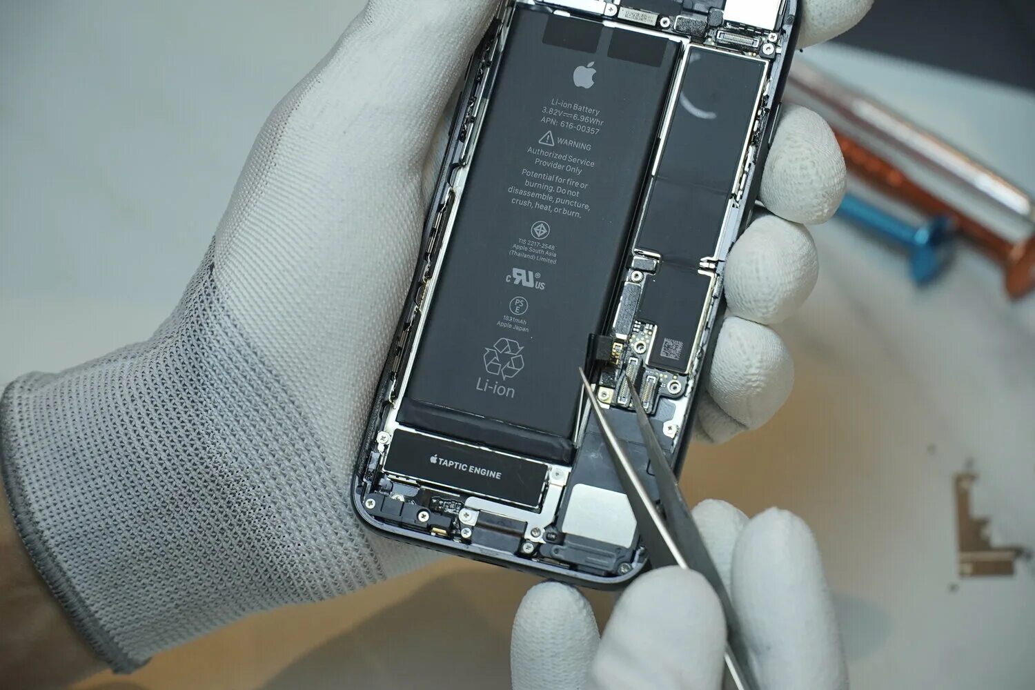 Iphone 7 аккумулятор разбор. Акб айфон 8 плюс. Замена акб 5c айфон. Замена батареи айфон москва. Замена батареи айфон москва.