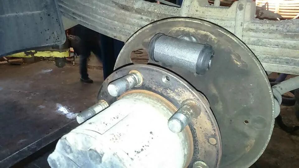 Болт крепления заднего тормозного цилиндра газель. Болт крепления заднего тормозного цилиндра 3302. Как поменять тормозной цилиндр газель. Болт крепления заднего тормозного цилиндра газель. Гтц газ 3302.