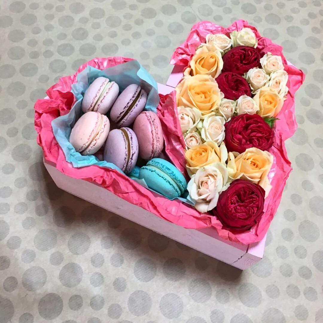 сладкий подарок в коробке. коробка с цветами и сладостями. съедобные подарки. подарочные коробки со сладостями. подарочная коробка со сладостями.