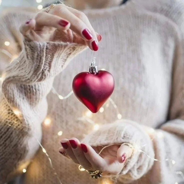 Сердце в предвкушении. Девушка с сердцем в руках. Новогодние желания. Руки у сердца счастье. Новогоднее сердце.