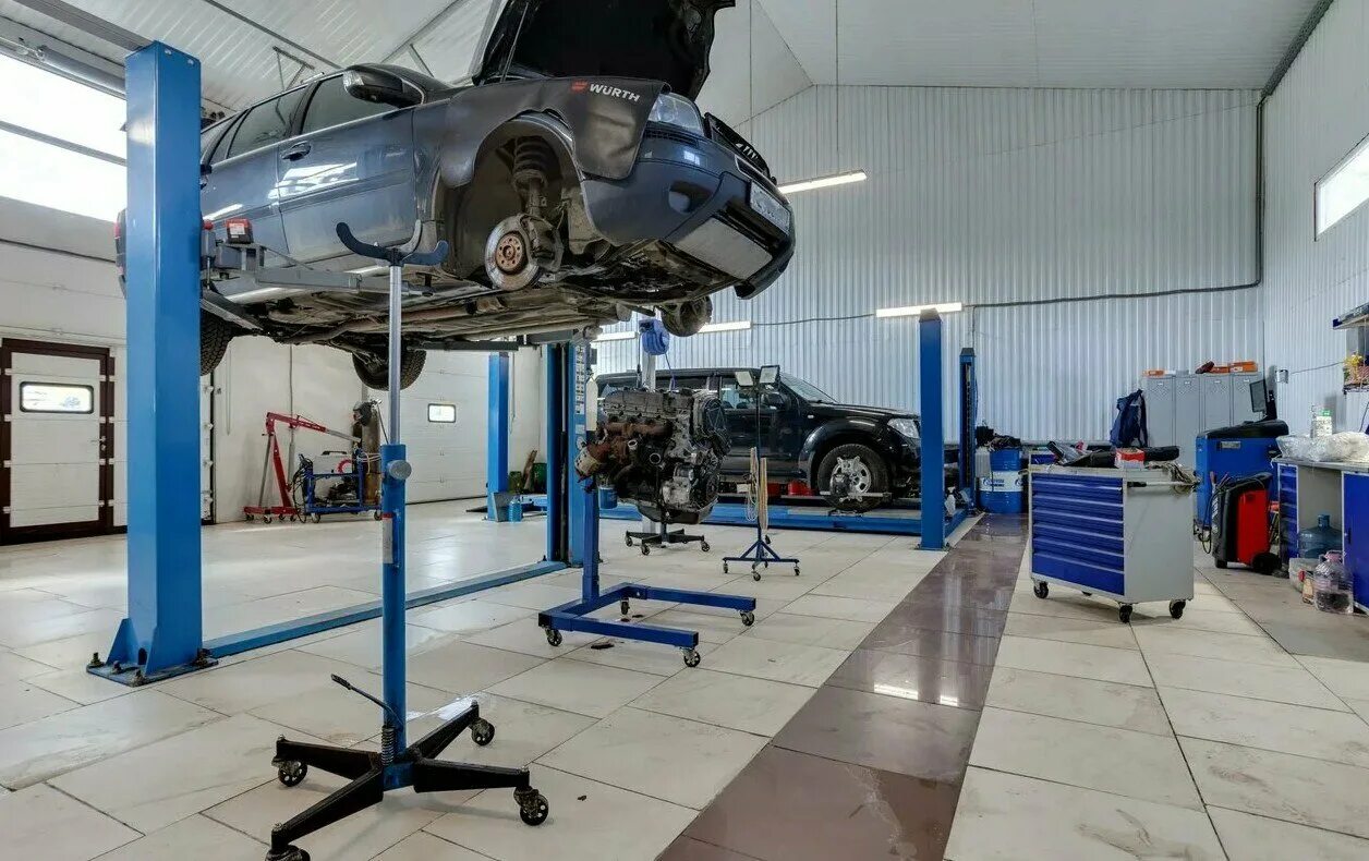 Красивый автосервис. Авто в автосервисе. Автомобиль в сервисе. Автосервис profiserviceclub bmw & mini. Автосервис какие работы.