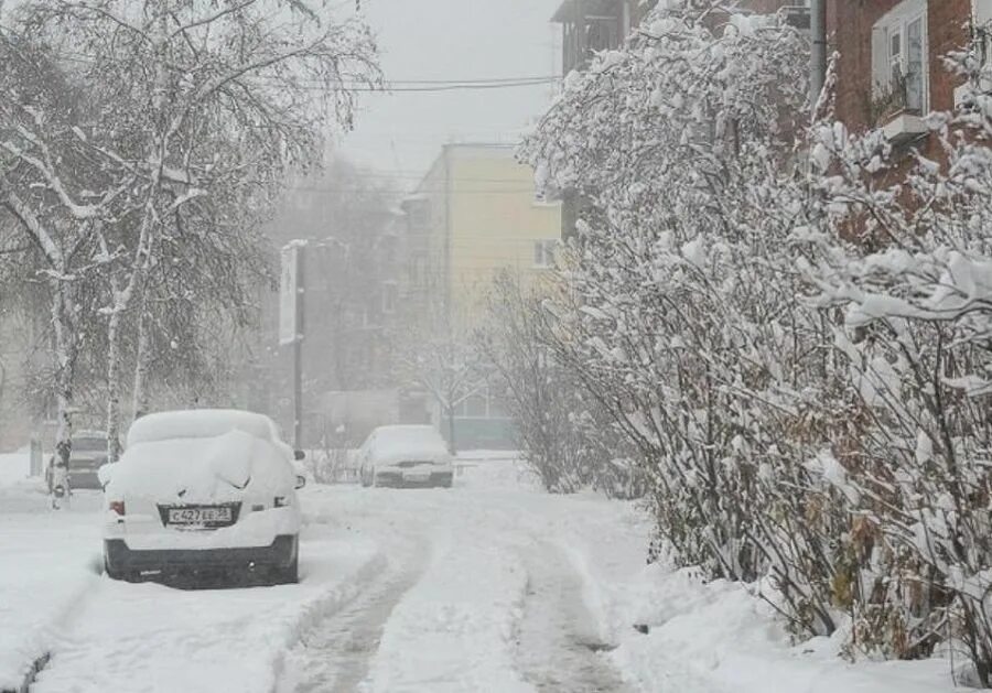 Климат в нашем городе суровый морозы начинаются. Снегопад в Иркутске. Снегопад в городе. Метель в Иркутске. Снежная буря в городе.
