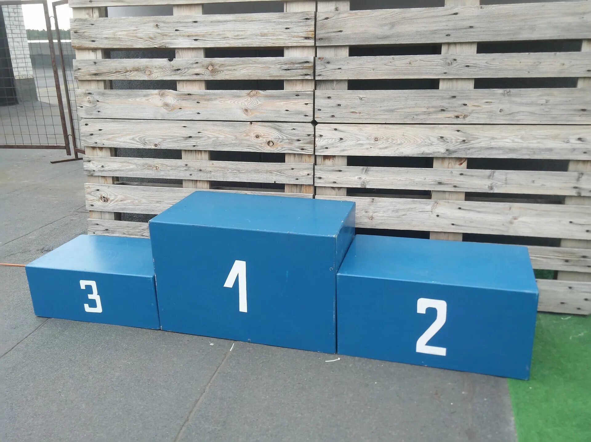 002. Спортивный подиум. Пьедестал для нагоаждений. Выставка собак пьедестал. Пьедестал аренда.