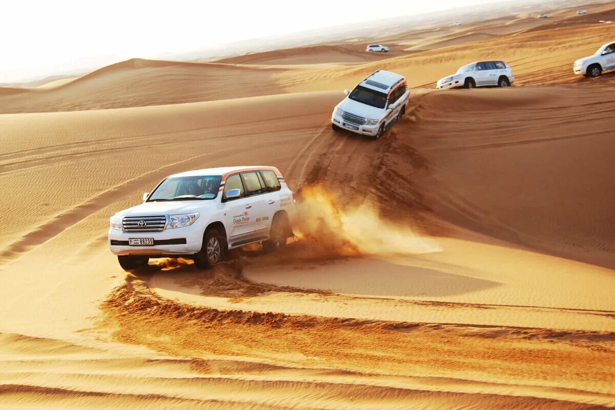 Сафари Дубай экскурсия на джипах. Jeep Safari Dubai. Джип сафари Абу Даби. Джиппинг Дубай сафари. Машины едут по пустыне