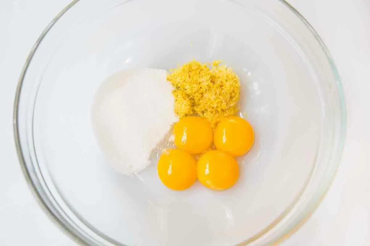 Кремовые яйца. Яйцо кремовое. Желток в миске. Желтки с цедрой. Взбитые яйца.
