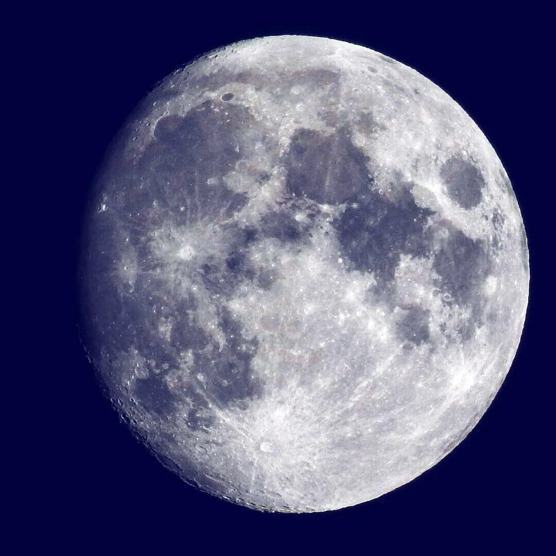Луна выросла. Растущая Луна. Растущая Луна фото. Растущая Луна на синем. Луна в сентябре.