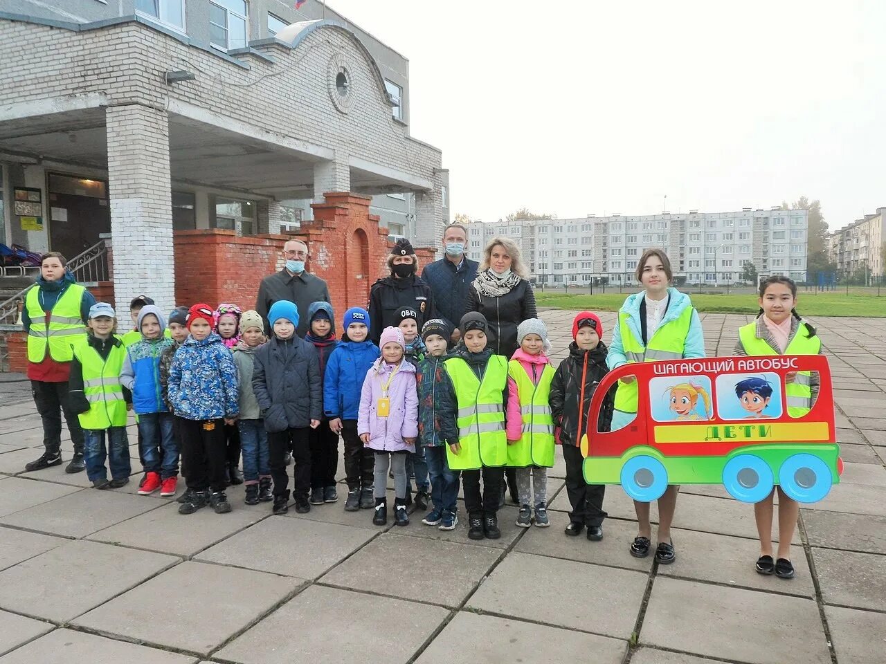 Шагающий автобус. Акция шагающий автобус. Акция шагающий автобус в детском саду. Шагающий автобус акция ГИБДД.