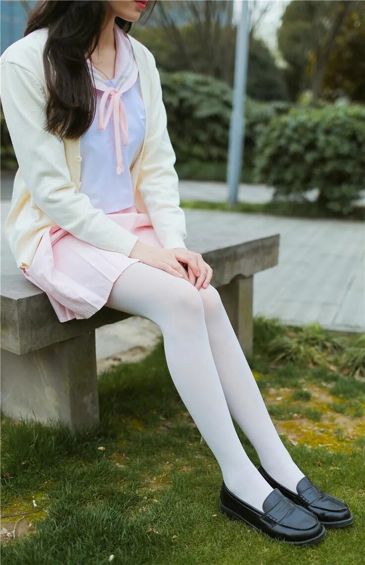 White tights. Белая девочка. Девочки в белых колготках. Девчонки в белых колготках. Колготки белые.