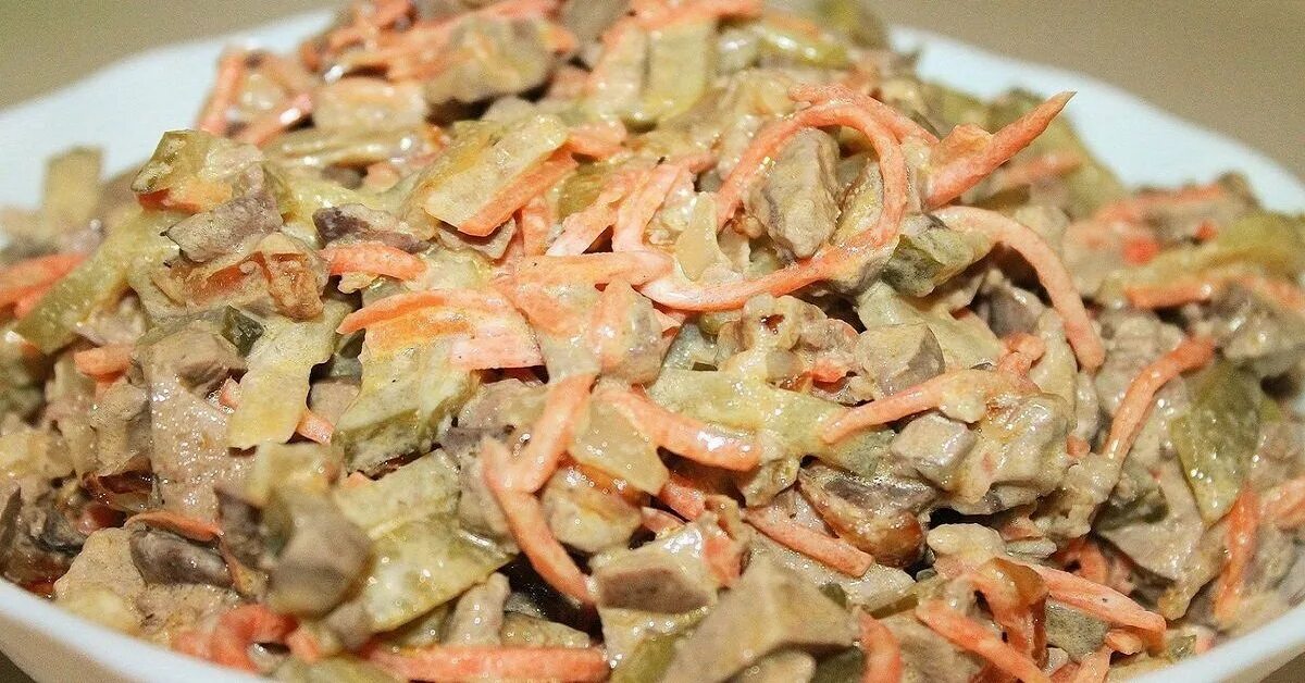 Салат с куриной печенью морковкой. Салат с печенью и морковью и солеными огурцами. Салат с морковкой и печенью куриной. Салат с куриной печенью и морковью по-корейски. Салат из печени жареной.