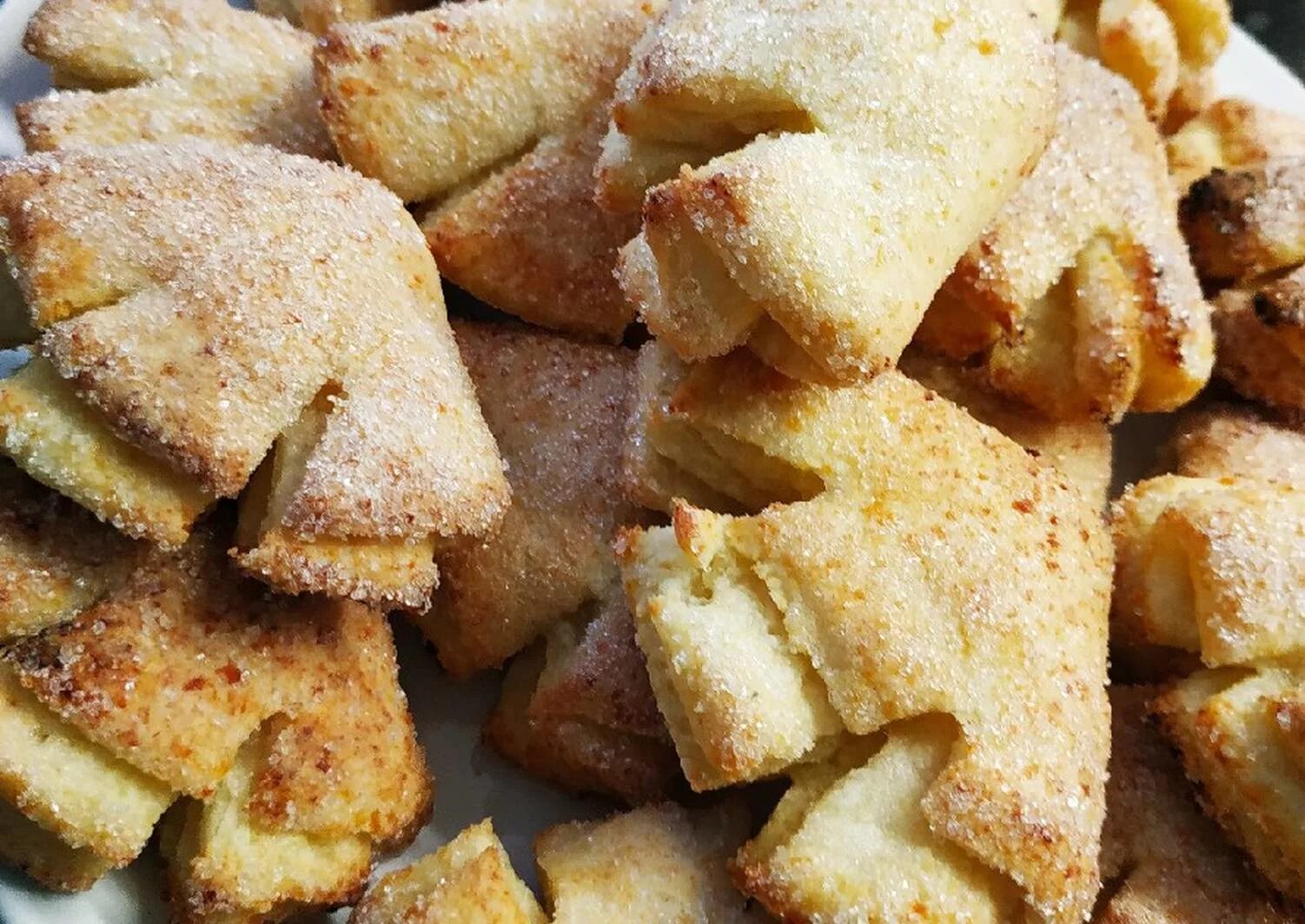 Гусиные лапки печенье из творога. Гусиные лапки щелковохлеб. Творожные лапки печенье. Язычки из песочного теста. Творожное печенье.