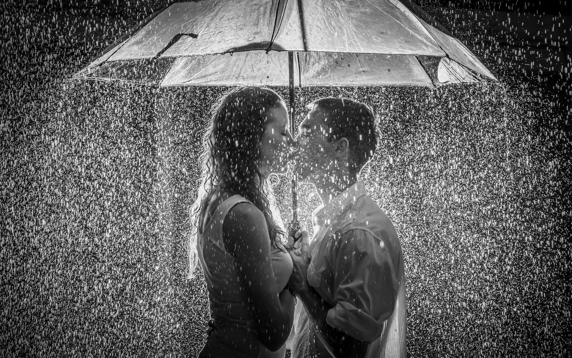 Влюбленные под дождем. Пара под дождем. Двое влюбленных под дождем. Под дождем вдвоем.