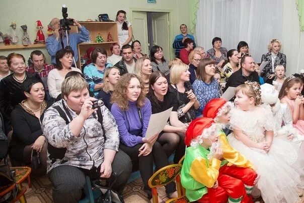 Утренник в детском саду с родителями. Первый утренник с родителями. Подготовка к новогоднему празднику в детском саду. Родители на детском празднике. Первый утренник с родителями.