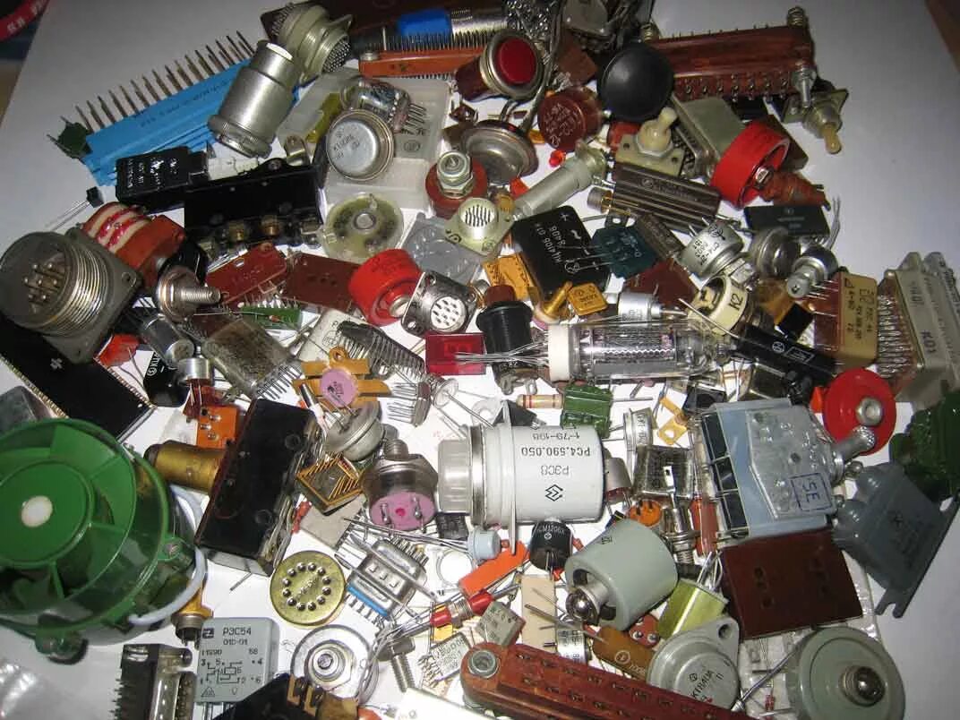 Радиокомпоненты. Палладиевые кольца пзс радиодетали. Детали в радиотехнике. Детали с драгметаллами. Электроника транзисторы резисторы.