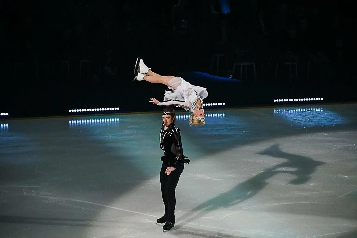 Фигурное катание фото. Российские фигуристки. Figure Skating фигурное катание. Шоу программы русский вызов по фигурному. Ледовое шоу русский вызов