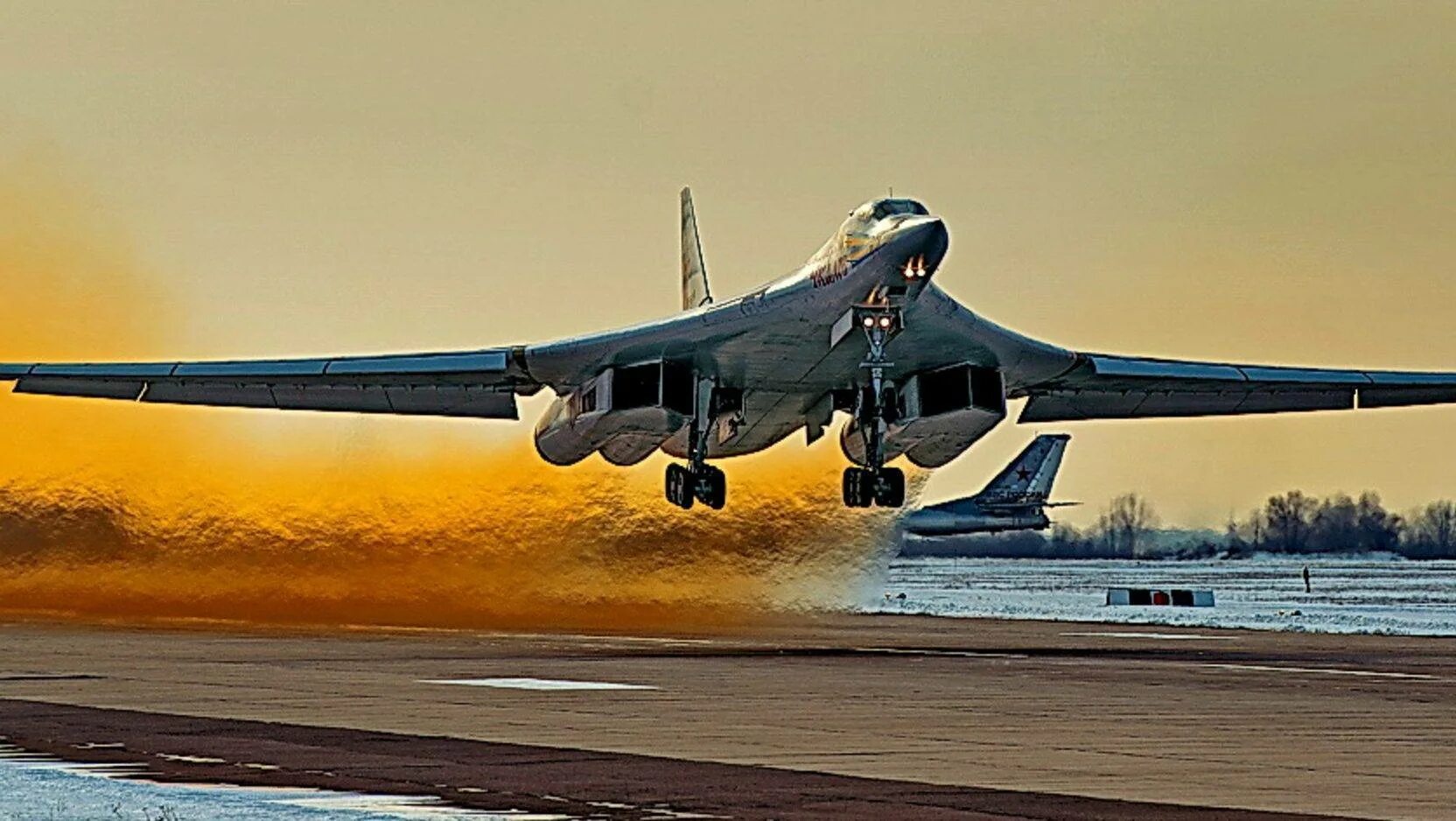 Ту-160 белый лебедь. Белый лебедь самолет. Стратегический бомбардировщик ту-160. Ту 160 сверхзвуковой характеристики