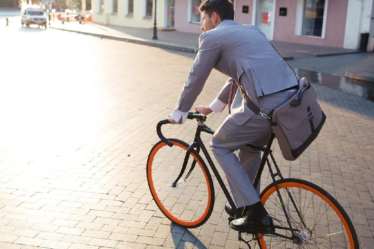 Ездить на работу на велосипеде. Велосипед. Мужчина едет на велосипеде. Костюм велосипед. Еду на велосипеде на работу.