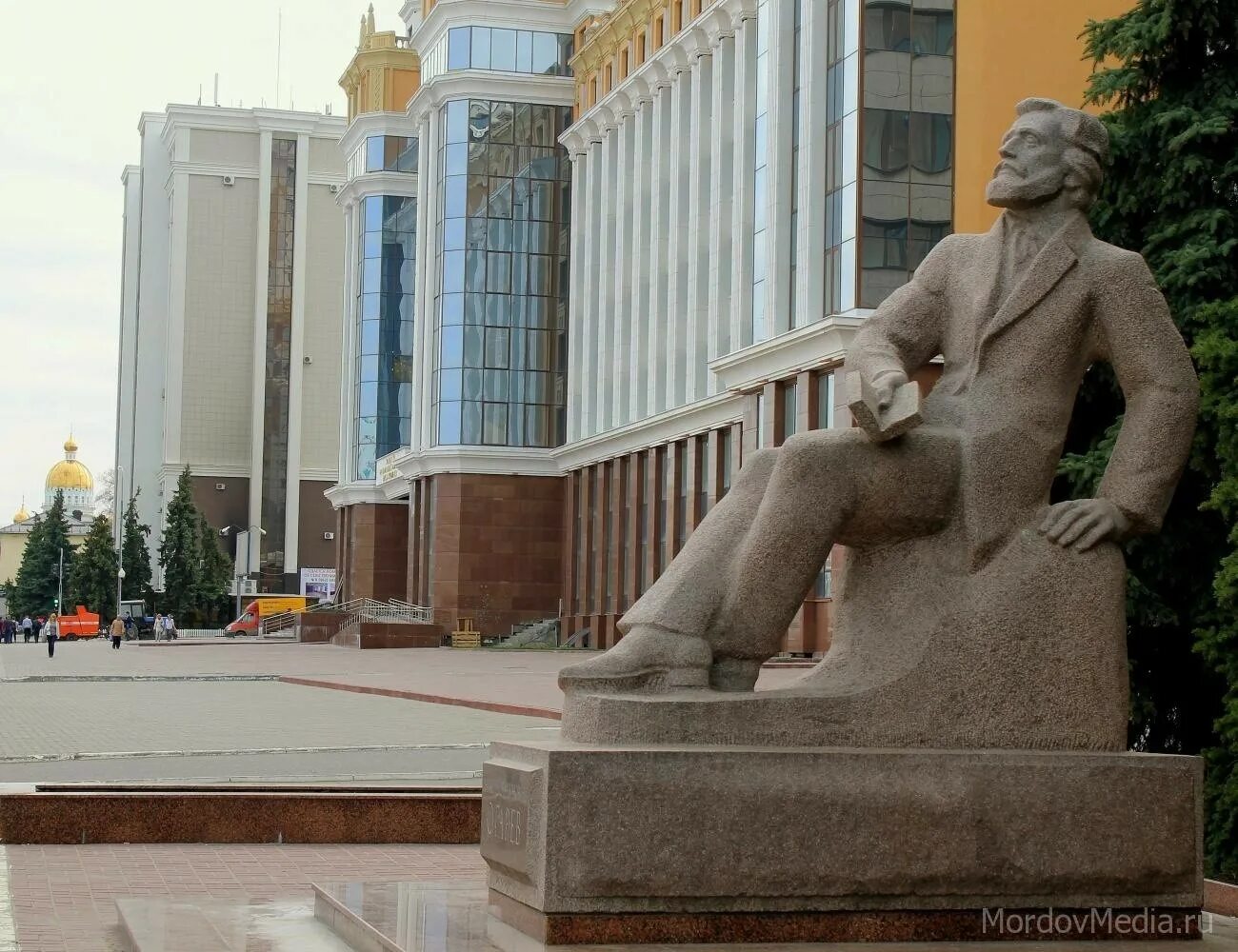 Сайт мордовского государственного университете. Мордовский государственный университет имени Огарева. МГУ Огарева Саранск. Огарев Саранск университет. Памятник Огарева Саранск.