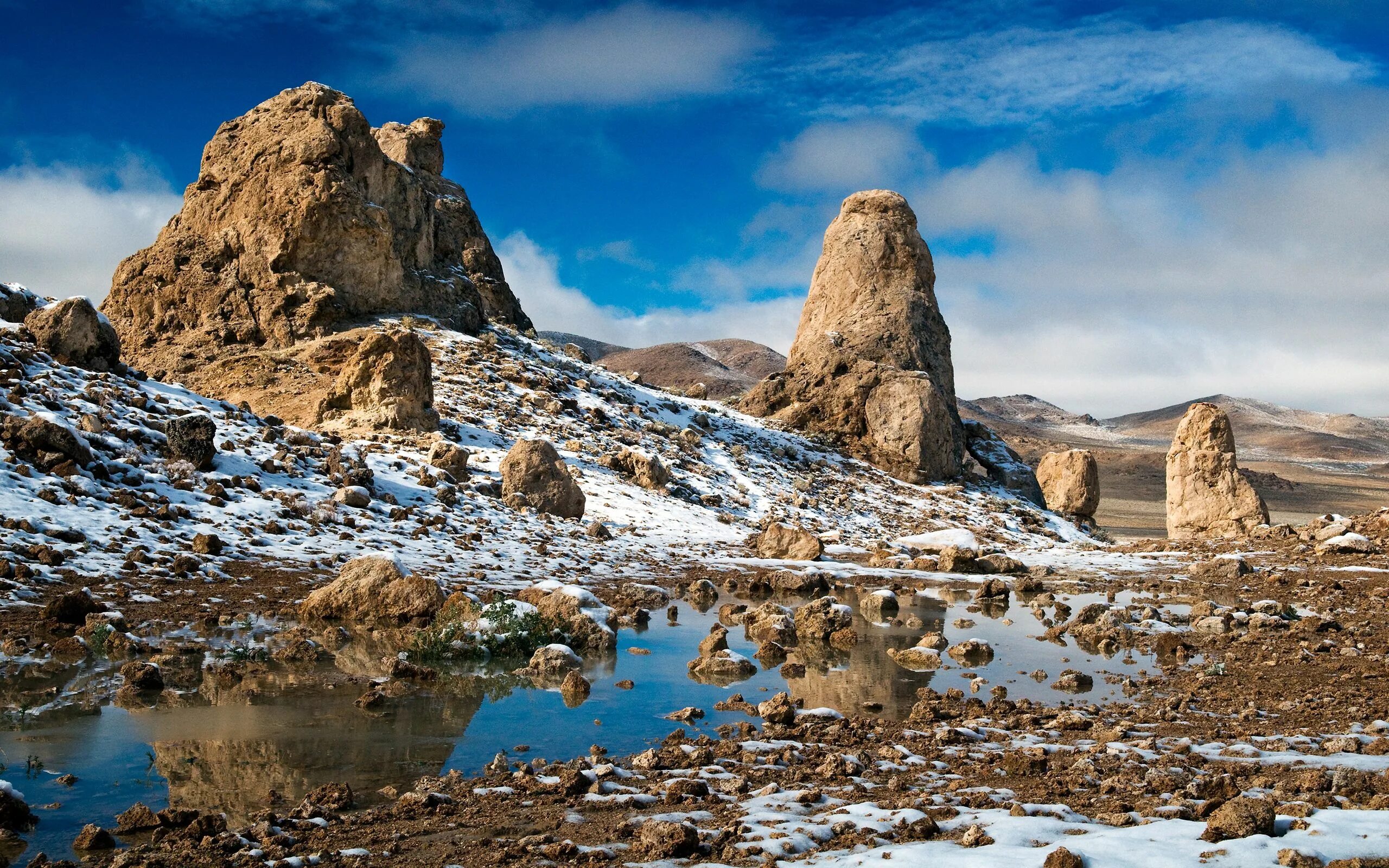 Скала камушек Тарбагатай. Хамада каменистая пустыня. Камни в горах. Каменистые горы. Разрушенные равнины