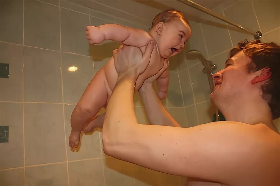 Моется с сыном. Мама в ванной. Папа купается с сыном. Сыночки подсматривают за мамами в душевой. Отец в душе видео